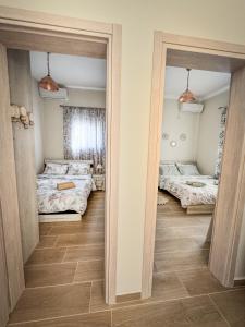 - une chambre avec 2 lits et 2 miroirs dans l'établissement Alyki Salamina House, à Salamine