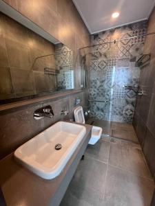 ein Bad mit einem Waschbecken und einer Dusche in der Unterkunft Skynest - 15th Floor in Nairobi
