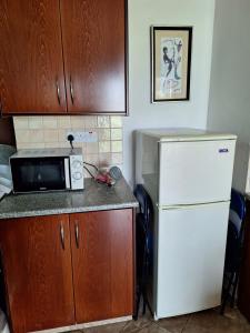 een keuken met een magnetron en een koelkast bij Elenas Home in Limassol