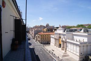 vista de uma rua da cidade a partir de um edifício em Glam Luxury Rome em Roma