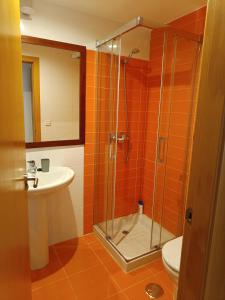 ein Bad mit einer Dusche und einem Waschbecken in der Unterkunft Apartamento Playa Ladeira in Baiona