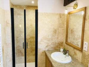 Ένα μπάνιο στο Maison chic proche du Mont Saint Michel