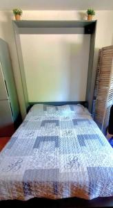 een slaapkamer met een bed met een blauw en wit dekbed bij studio pour 4 personnes proche du port et des plages in Cap d'Agde +16 foto's