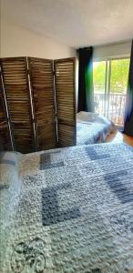 een slaapkamer met twee bedden en een raam bij studio pour 4 personnes proche du port et des plages in Cap d'Agde