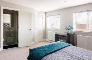 a bedroom with a bed and a sink and a mirror at Luxury House 4 ensuite bedrooms, free parking ,wifi in Oxford +28 photos
