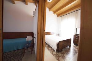 1 dormitorio con cama y ventana en Gioeni Apartment, en Cefalú