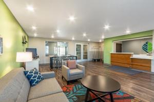 un soggiorno con divano e tavolo di WoodSpring Suites Tolleson - Phoenix West ad Avondale