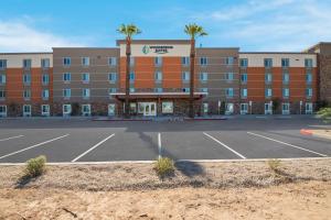 Un estacionamiento vacío frente a un hotel en WoodSpring Suites Tolleson - Phoenix West, en Avondale