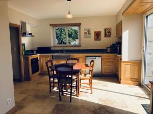 Η κουζίνα ή μικρή κουζίνα στο Maison chic proche du Mont Saint Michel +9 φωτογραφίες