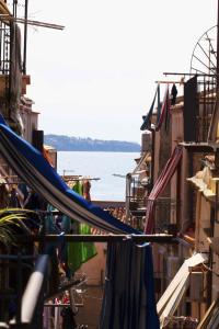 vistas a la playa desde una calle con edificios en Gioeni Apartment, en Cefalú