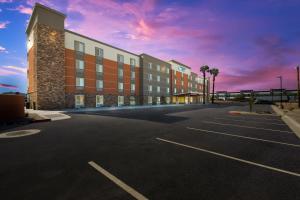 um parque de estacionamento vazio em frente a um edifício em WoodSpring Suites Tolleson - Phoenix West em Avondale