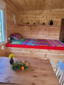 Cama en habitación de madera con mesa en Casa Carini, en Sertã