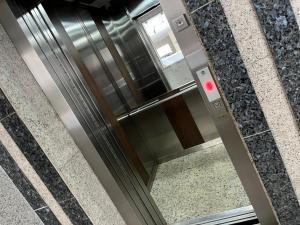 a revolving door in a building at STUDIO MANDARIM EM FRENTE A PRAIA DO GONZAGA in Santos