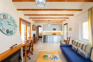 ein Wohnzimmer mit einem blauen Sofa und einem Tisch in der Unterkunft Apartament in Monte Pedreguer in Pedreguer