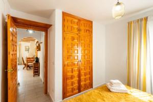 Apartament in Monte Pedreguer في بيدريجوير: غرفة بها باب خشبي وغرفة طعام