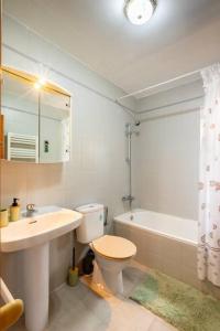 a bathroom with a sink and a toilet and a tub at Apartament in Monte Pedreguer in Pedreguer