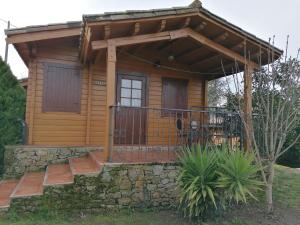 uma cabana de madeira com um alpendre e um deque em Cabañas Miraduero em Aldeiadávila da Ribera