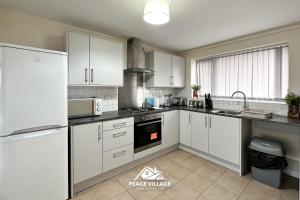Kjøkken eller kjøkkenkrok på Appealing 5 Bedroom House Near Manchester City