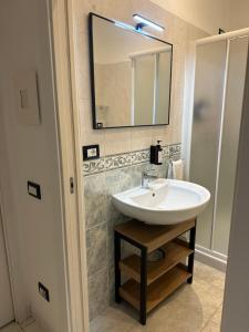 ミラノにあるIsola Apartmentのバスルーム(白い洗面台、鏡付)
