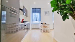 cocina con mesa y sillas en una habitación en Le Serenity - Spacieux et Confortable - Relax BNB, en Mulhouse