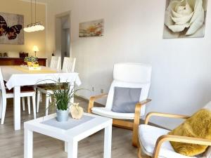 Una sala de estar con una mesa y un comedor. en Holiday apartment SonnenNest, en Braunau