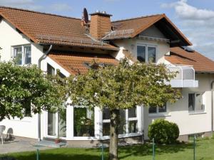 una casa blanca con techo rojo en Holiday apartment SonnenNest, en Braunau