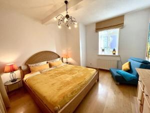 sypialnia z dużym łóżkiem i niebieską kanapą w obiekcie UNEXPECTED-Bochum w mieście Bochum