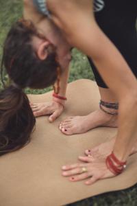 Eine Frau bekommt eine Massage auf dem Rücken in der Unterkunft Julias Guesthouse in Auer