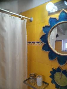 bagno con tenda per la doccia e specchio di Ireon Holiday Home a Iraion