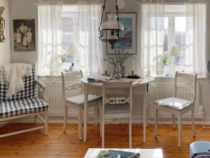 4 person holiday home in TOMELILLA-By Traum في توميليلا: غرفة طعام بها طاولة وكراسي ونوافذ +14 صورة