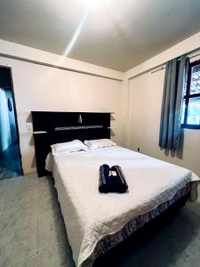 Un dormitorio con una cama con una bolsa. en Casa Tamboril en Sao Jorge