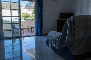 a room with a bed and a sliding glass door at Casa Nala - San José in San José