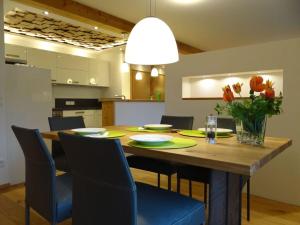 une salle à manger avec une table et des chaises ainsi qu'une cuisine dans l'établissement Holiday apartment Sonnenkopfblick with sauna, à Fischen im Allgäu