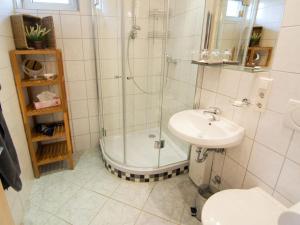 ein Bad mit einer Dusche, einem Waschbecken und einem WC in der Unterkunft Amazing apartment in Hage in Hage