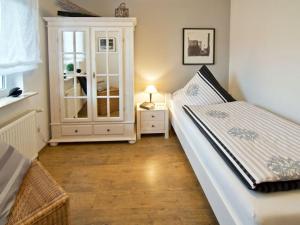 ein kleines Schlafzimmer mit einem Bett und einem Schrank in der Unterkunft Amazing apartment in Hage in Hage