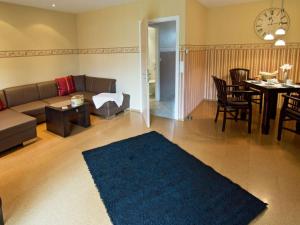ein Wohnzimmer mit einem Sofa und einem Esszimmer in der Unterkunft Amazing apartment in Hage in Hage