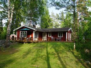 una casa roja con un gran patio delante en Pleasant apartment in Bjurvik, 