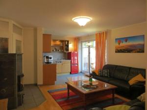 uma sala de estar com um sofá e uma mesa de centro em Holiday apartment Seagull em Bad Saarow