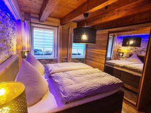 - une chambre avec 2 lits dans une pièce à éclairage violet dans l'établissement Plush apartment in Annaberg-Buchholz, à Annaberg-Buchholz
