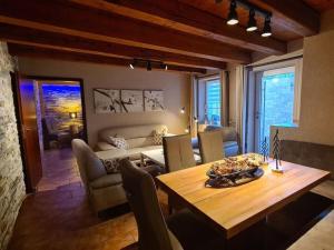 - un salon avec une table en bois et un canapé dans l'établissement Plush apartment in Annaberg-Buchholz, à Annaberg-Buchholz