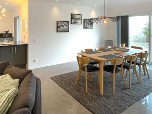 Holiday home VÄSTERVIK III في فاسترفيك: طاولة طعام وكراسي في غرفة المعيشة