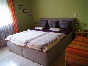 Katil atau katil-katil dalam bilik di Lovely apartment in Kirn