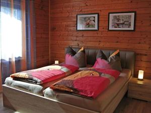 2 camas en una habitación con paredes de madera en Appealing apartment in Grafenau en Haus im Wald