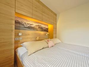 Un dormitorio con una cama con dos almohadas encima. en Pleasant apartment in Fischen, en Fischen 31 fotos más
