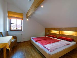 een slaapkamer met een groot bed en een tafel bij Lovely apartment in Lenggries in Lenggries