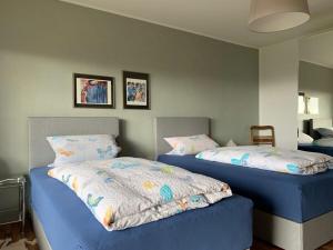Duas camas sentadas uma ao lado da outra num quarto em Apartment in Schotten-Betzenrod 