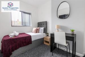 a bedroom with a bed and a desk and a mirror at Tetuan House - Syster Properties - Work -Family - Groups Leicester LE3 in Leicester
