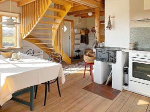 - une cuisine avec une table et un escalier dans une chambre dans l'établissement Holiday home LÖTTORP XIV, à Löttorp