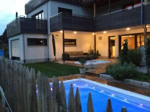 una casa con piscina di fronte a una casa di Appealing apartment in Elzach-Yach 