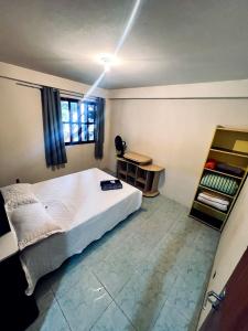 Un dormitorio con una cama grande y una ventana en Casa Tamboril en Sao Jorge
